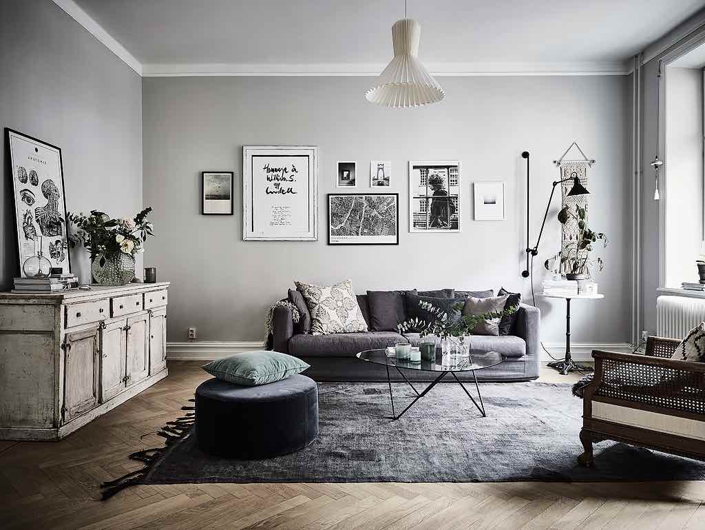 Wohnzimmer mit retro Möbeln und sanften Farbtönen